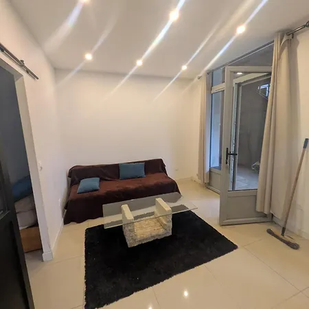 Avec Terrasse Мезон-Лафит