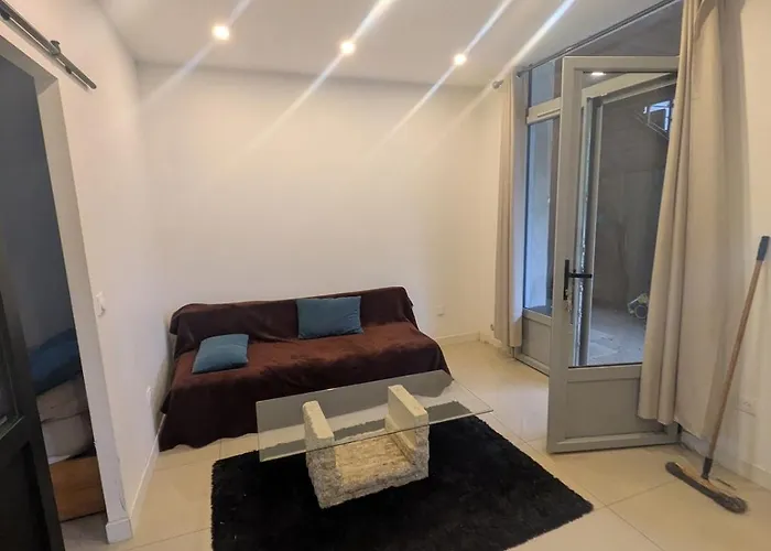 Avec Terrasse Мезон-Лафит